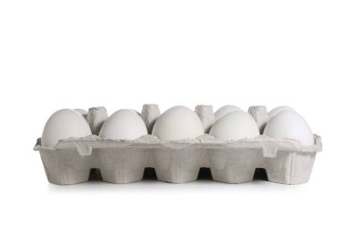 Beyaz arka planda taze tavuk yumurtası olan mukavva tutucu.