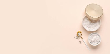 Bej arkaplanda doğal vücut fırçası ve deniz tuzu kavanozu ve metin için yer var.