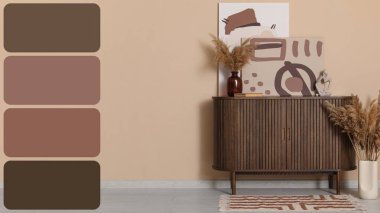 Bej duvarın yanındaki tahta çekmeceler. Farklı renk desenleri