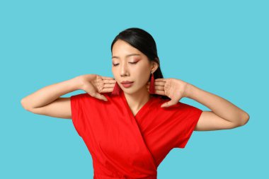 Mavi arka planda güzel bir Asyalı kadın. Çin Yeni Yıl Kutlaması