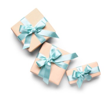 Beyaz arka planda pembe hediye kutuları. Uluslararası Kadınlar Günü