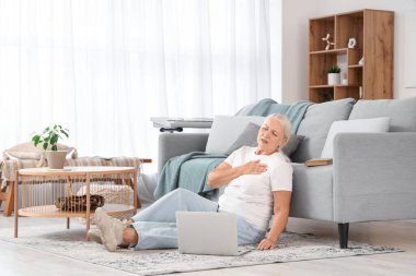 Olgun bir kadın evinde kalp krizi geçiriyor.