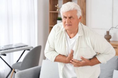 Olgun bir adam evde kalp krizi geçiriyor.