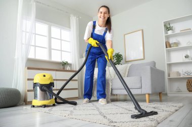 Kadın hademe odada süpürge temizleme halısı