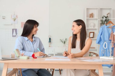 Ofiste müşteriyle çalışan bir düğün planlayıcısı.