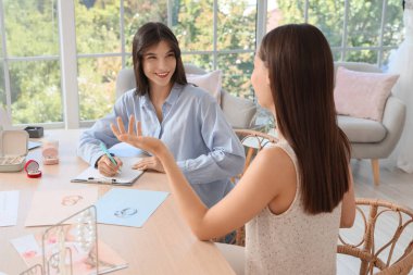 Ofiste müşteriyle çalışan bir düğün planlayıcısı.