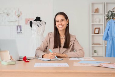 Ofiste çalışan kadın düğün organizatörü.