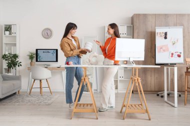 Ofiste vazo seçen kadın düğün organizatörleri.