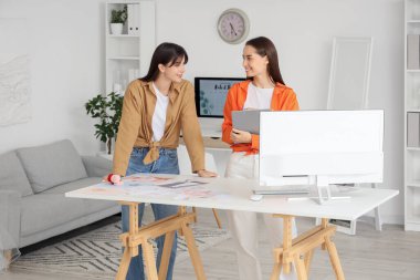 Ofiste çalışan kadın düğün organizatörleri.