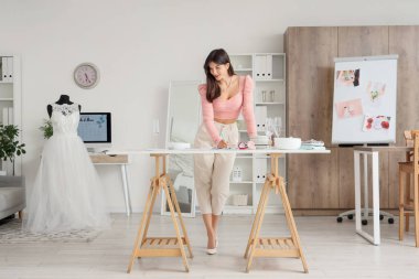 Ofiste çalışan kadın düğün organizatörü.