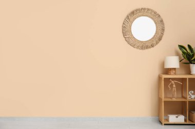 Raflar, saksı, lamba ve aynalı modern oturma odası.