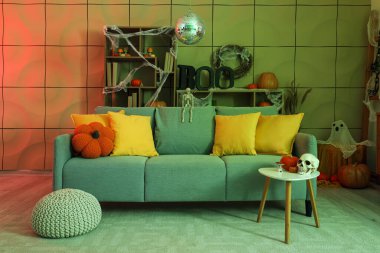 Cadılar Bayramı partisi için dekore edilmiş yumuşak kanepeli ve disko topu olan güzel bir oturma odası.