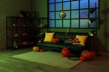 Cadılar Bayramı partisi için dekore edilmiş siyah kanepeli ve disko topu olan güzel bir oturma odası.