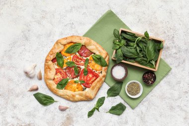 Lezzetli domates galeti, taze fesleğen ve hafif arkaplanda baharatlar ile kompozisyon