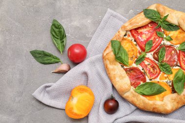 Lezzetli domates galeti ve arkaplanda taze fesleğen yapraklarıyla kompozisyon