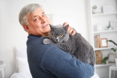 Evde sevimli kedisi olan son sınıf öğrencisi.