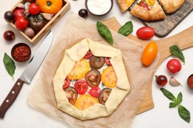 Beyaz arka planda pişmemiş domates galetesi olan ahşap tahta tahta tahta.