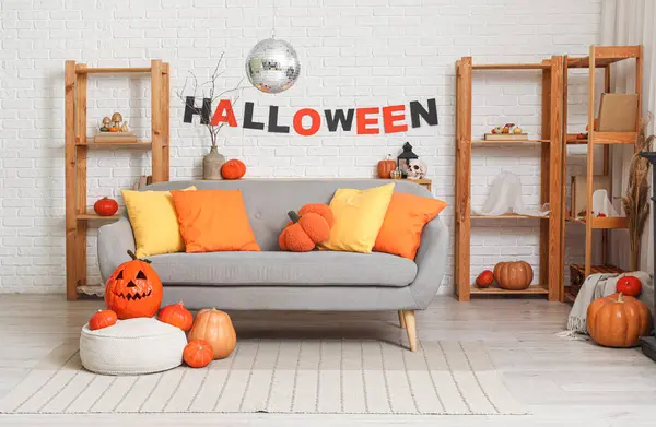 Cadılar Bayramı partisi için dekore edilmiş kanepe, balkabağı ve disko topu olan şık bir oturma odası.