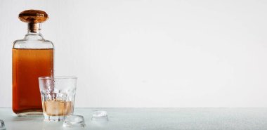 Hafif arkaplanda bir şişe soğuk rom ve metin için yer var.