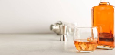 Hafif zemin üzerinde şişe ve bardak rom ve metin için boşluk