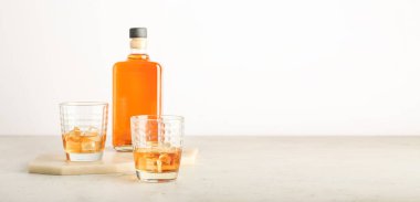 Hafif zemin üzerinde şişe ve rom bardakları metin için boşluk ile