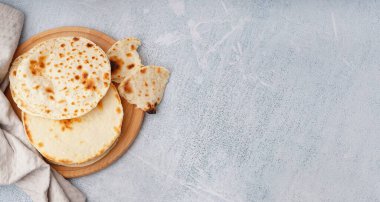 Tahta tahta ve hafif zemin üzerinde lezzetli düz ekmek metin için yer, üst görünüm