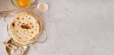 Açık arkaplanda leziz düz ekmek ve malzemeler metin ve üst görünüm için boşluk