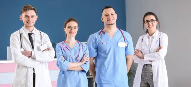Klinikteki genç doktorların portresi