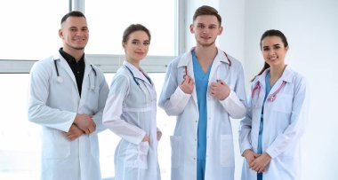 Klinikte genç hekimlerin