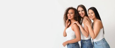 Aydınlık arkaplanda farklı milletlerden kadınlar ve metin için yer