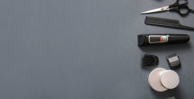 Metin için alanı olan gri arkaplan üzerindeki tıraş aksesuarları