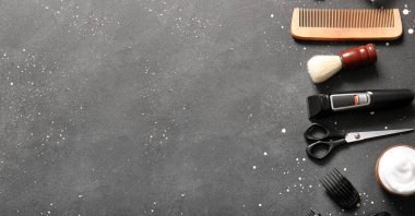 Modern budayıcı ve erkek tıraş aksesuarları koyu arkaplan üzerinde metin için boşluk ile