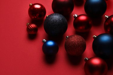 Kırmızı arka planda noel topları