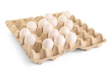 beyaz arka plan üzerinde karton kutu içinde tavuk yumurtası