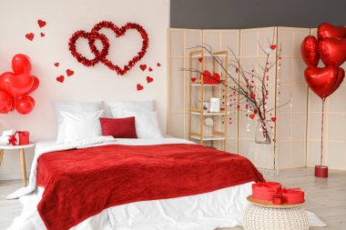 Sevgililer Günü kutlamaları için kalplerle süslenmiş festival odasının içi.