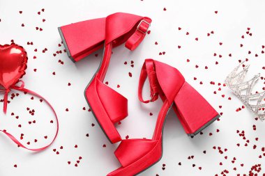 Şık kadın ayakkabıları, taç ve balonu olan kompozisyon