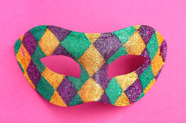 Pembe arka planda Mardi Gras kutlaması için parlak karnaval maskesi