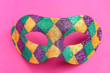 Pembe arka planda Mardi Gras kutlaması için parlak karnaval maskesi