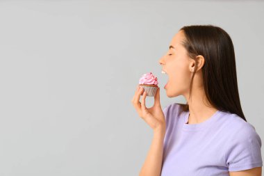 Beyaz arka planda tatlı keki olan genç bir kadın. Sevgililer Günü kutlaması