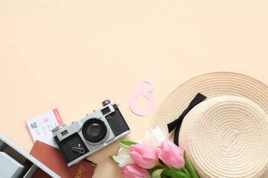 Şık şapkalı kompozisyon, fotoğraf makinesi bileti ve renkli arka planda lale çiçekleri. Uluslararası Kadınlar Günü