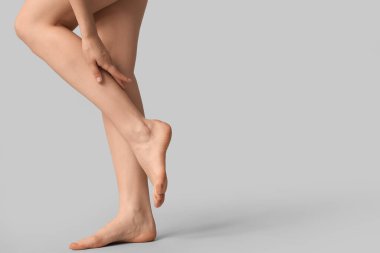 Gri arka planda güzel genç bayanların bacakları