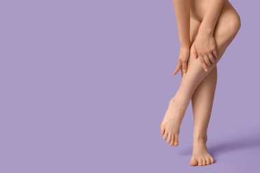 Leylak arkaplanındaki güzel genç kadın bacakları.