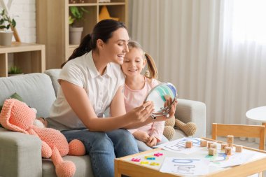 Aynalı kadın konuşma terapisti ve ofiste mektupları telaffuz eden küçük kız.