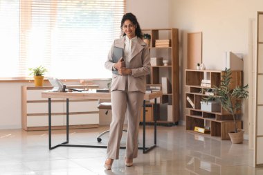 Ofisinde not defteri olan Afro-Amerikan kadın avukat.