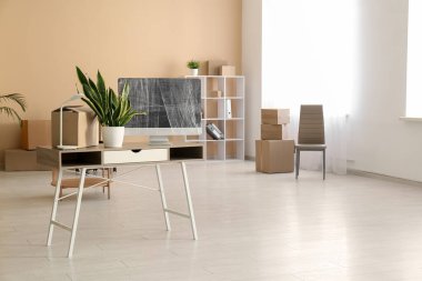 Taşınırken paketlenmiş bilgisayar monitörlü ve kutulu işyeri