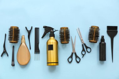 Mavi arka planda kuaför aksesuarları.