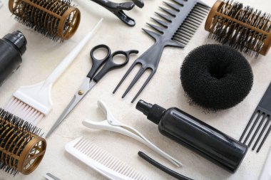 Açık arkaplanda farklı kuaför aksesuarları var.