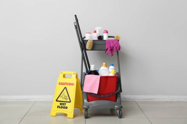 Kapıcının tramvayı kapalı yerde.