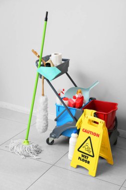 Kapıcının tramvayı kapalı yerde.