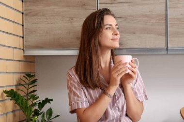 Mutfakta kahve olan kadın